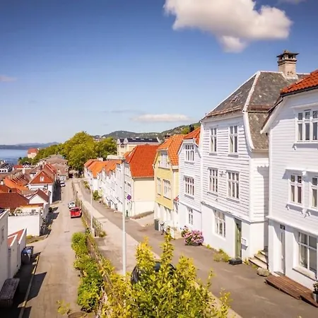 I Bergens Vakreste Gate - Nydelig Utsikt Over Innseilingen Til Bergen! Apartman Bergen