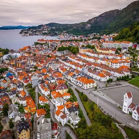 I Bergens Vakreste Gate - Nydelig Utsikt Over Innseilingen Til Bergen! Apartman