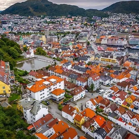 I Bergens Vakreste Gate - Nydelig Utsikt Over Innseilingen Til Bergen! Bergen