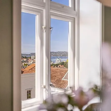Daire I Bergens Vakreste Gate - Nydelig Utsikt Over Innseilingen Til Bergen!