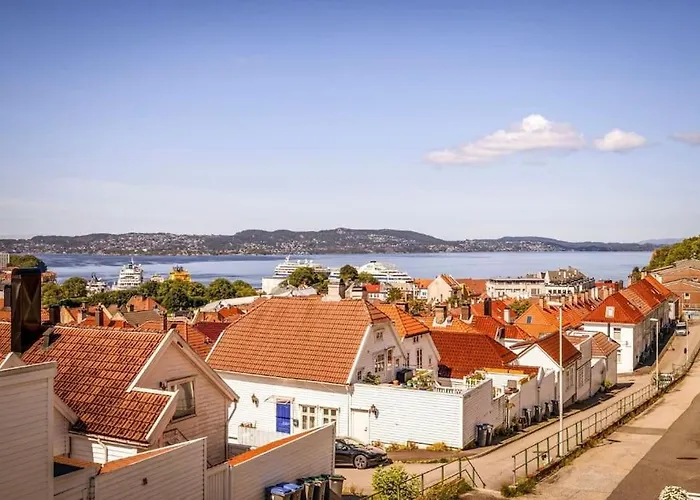 I Bergens Vakreste Gate - Nydelig Utsikt Over Innseilingen Til Bergen! *